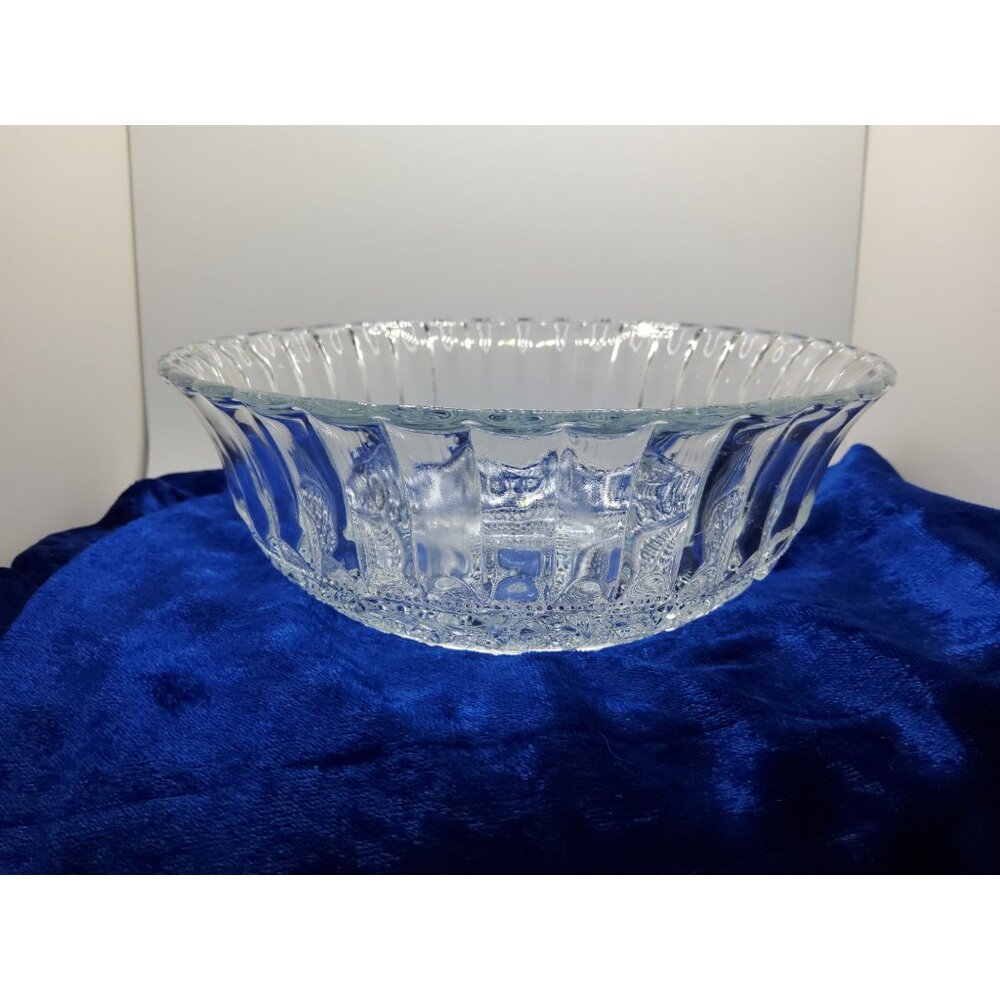 Vintage kig malaysia trellis pattern serving bowl.